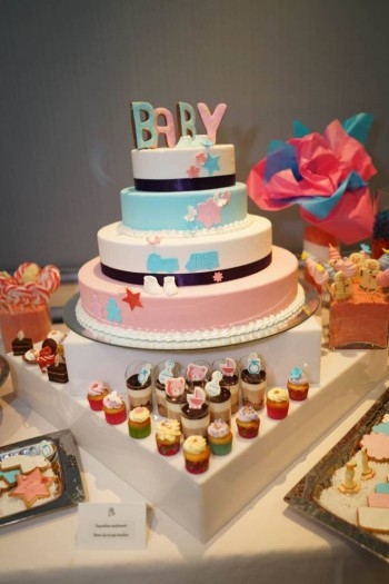 The perfect cake for a baby shower, photo by Moetreal.