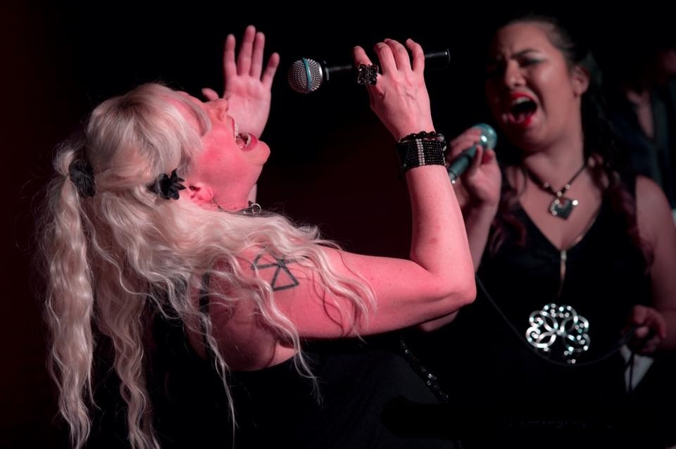 Lead vocalist Terry Steeves, and backing vocalist Jennifer Jean. Photo credit: Rick Arbuckle Photography.