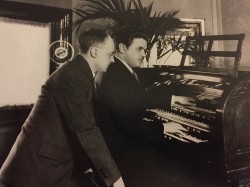 Jesse Crawford (on the organ) and Doctor Geldert