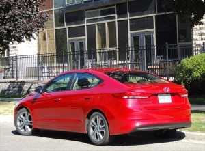 Although the 2017 Elantra is less curvy than its predecessor, it has improved aerodynamics with a slippery 0.27 coefficient of drag. Fuel economy is thrifty at 8.3/6.4/7.4 litres/100 km.