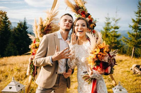 Maple Magic: How To Incorporate This Detail into Your Autumn Wedding