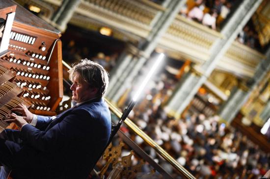 Hungarian virtuoso Xaver Varnus delights audience at Notre Dame Cathedral