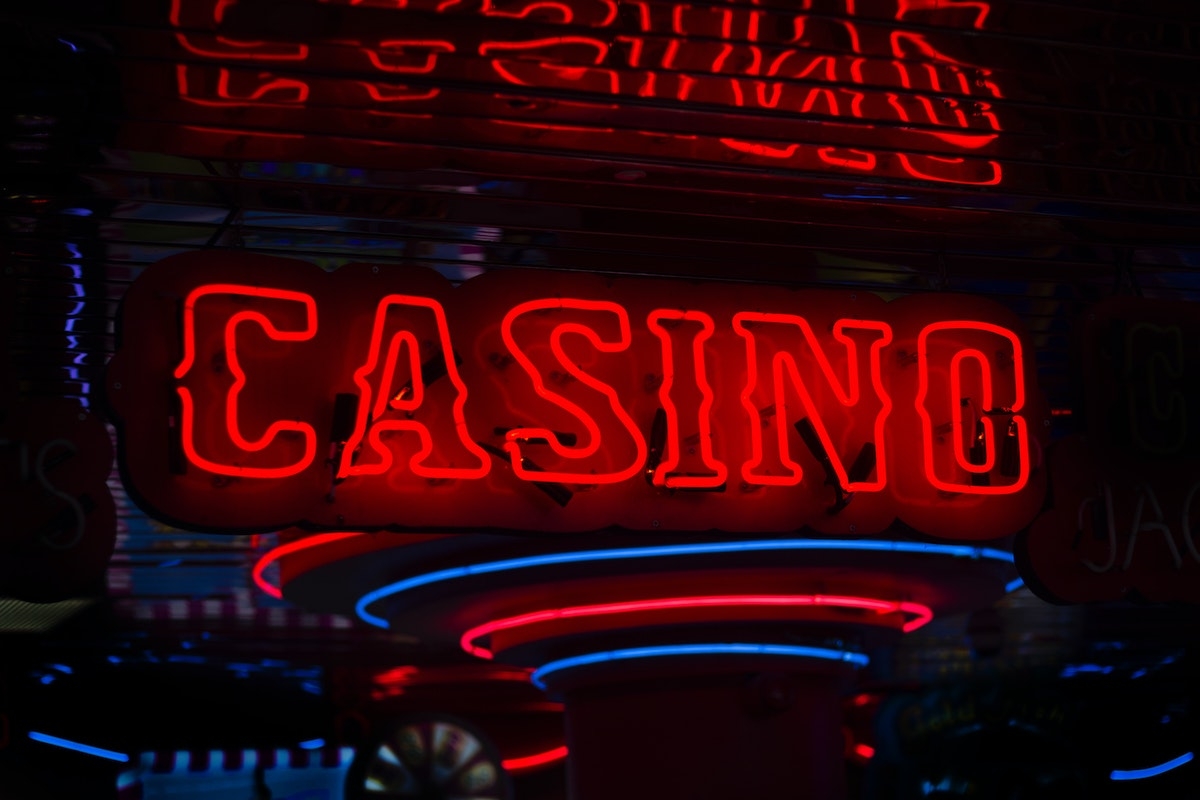 What are the key factors to consider when playing online casino